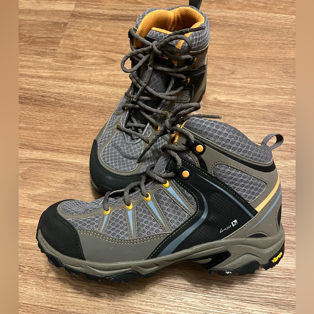 Cabela’s Women’s hiking boots size 8